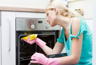 Уход за бытовой техникой на кухне, ее очистка от жира